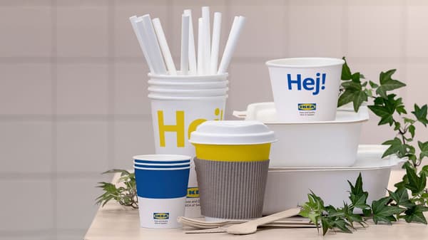 Nádoby na jedlo, poháre, slamky a príbor IKEA vyrobené zo 100 % obnoviteľných materiálov.