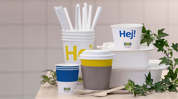 Nádoby na jídlo, sklenice, brčka a příbory IKEA vyrobeny ze 100% obnovitelných materiálů.
