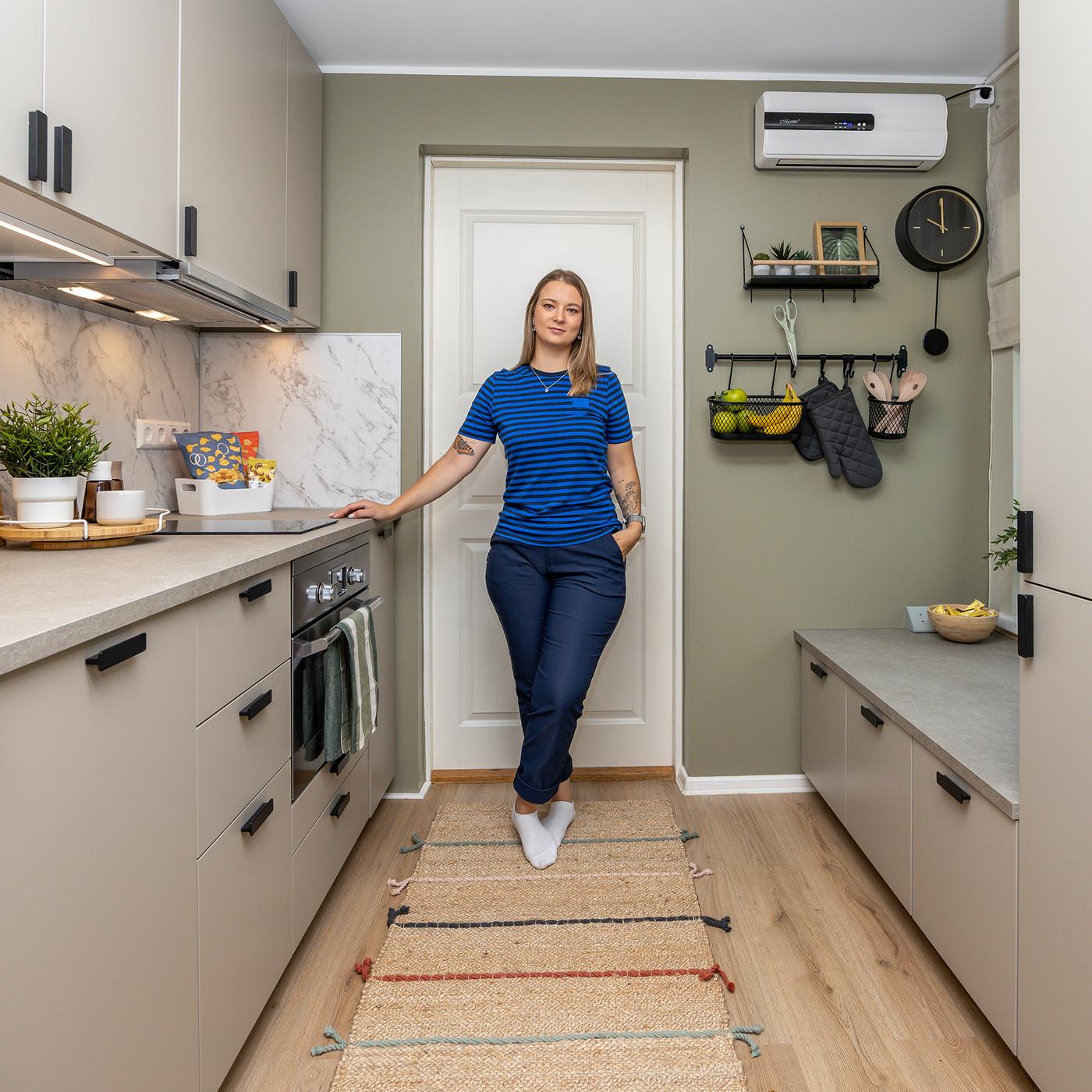 Naeratav IKEA sisekujundaja Caroli seisab omaloodud köök-esikus.