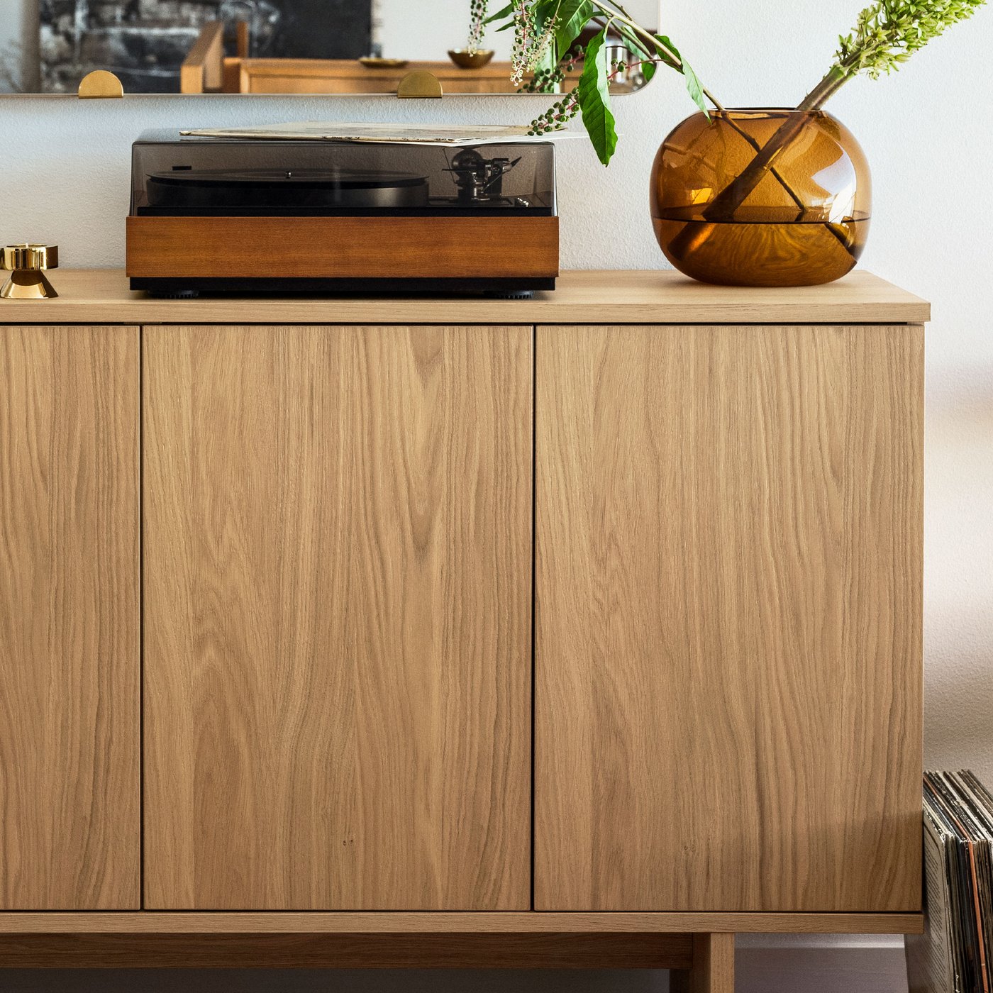 Närbild en STOCKHOLM skänk i ek.