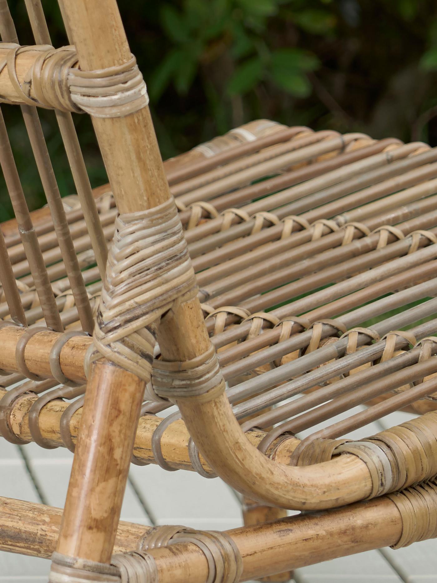 Närbild på en rottingfåtölj för utomhusbruk. 