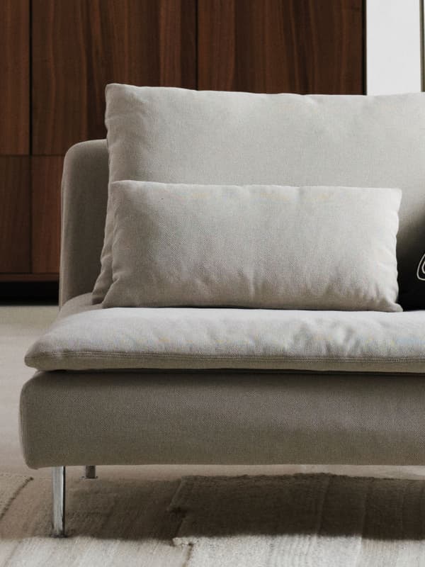 Närbild på en SÖDERHAMN gråbeige soffa.
