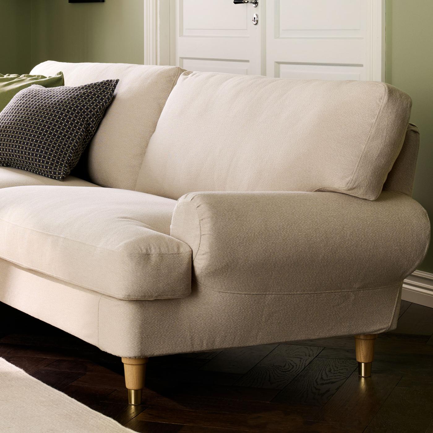 Närbild på en VALNÄS ljusbeige soffa.