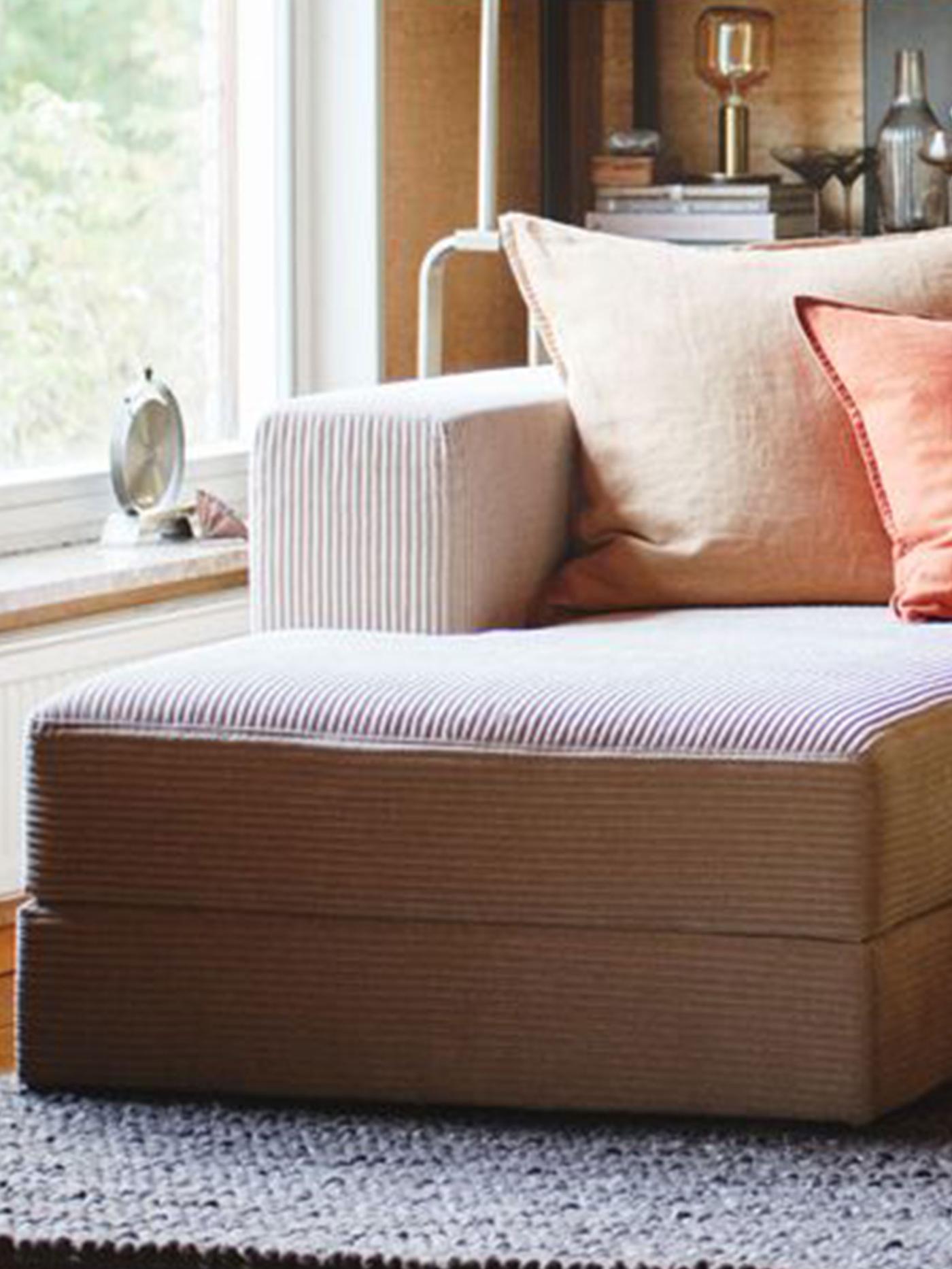 Närbild på ena sidan av en JÄTTEBO soffa som länkar till JÄTTEBO seriesida.