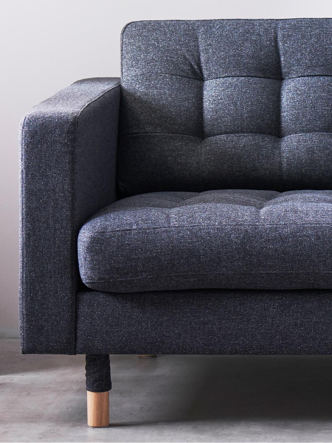 Närbild på ena sidan av en LANDSKRONA soffa som länkar till LANDSKRONA seriesida.