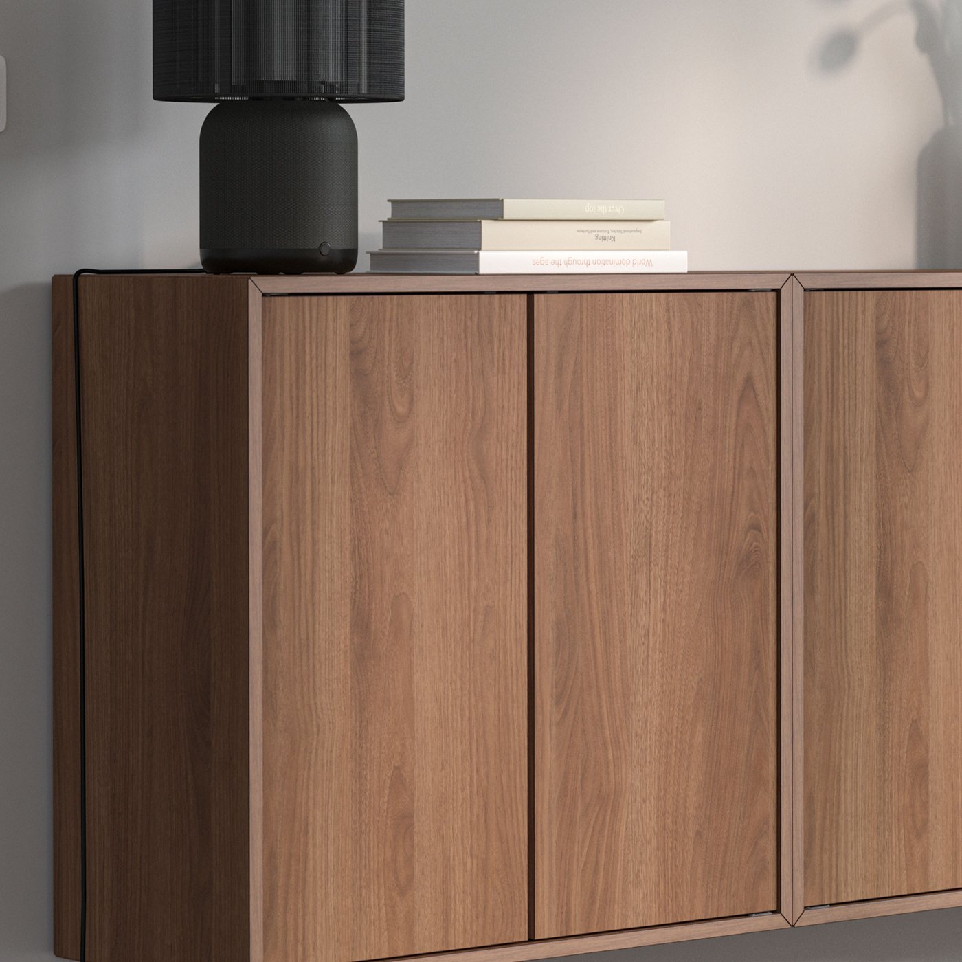 Närbild på ett EKET skåp i valnöt.