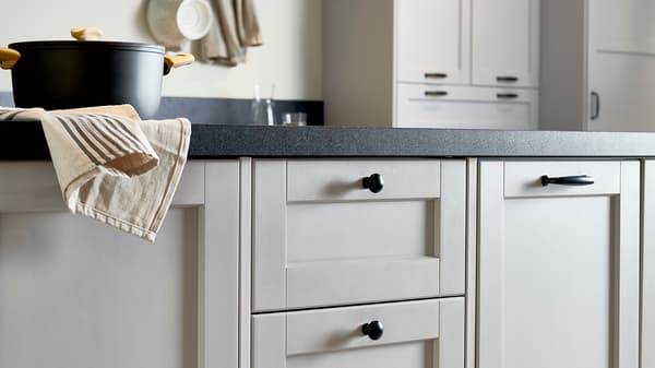 Närbild på ett platsbyggt IKEA kök