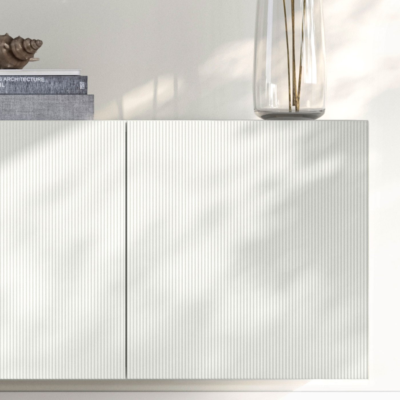 Närbild på ett vitt BESTÅ skåp med räfflad yta.