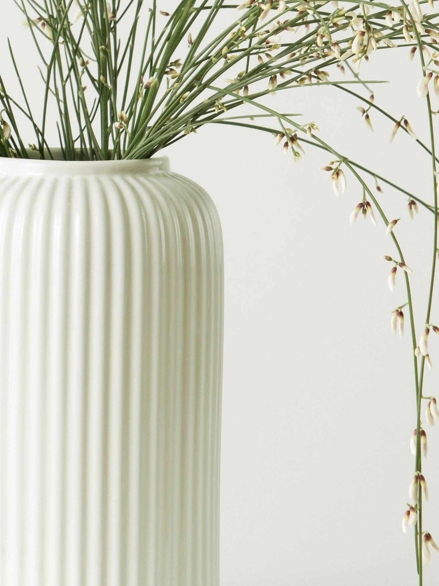 Närbild på STILREN vit vas.