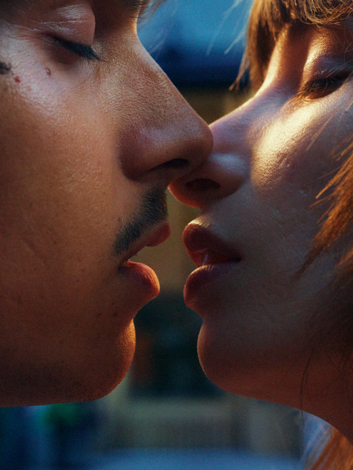 Närbild på två personer som precis ska kyssas.