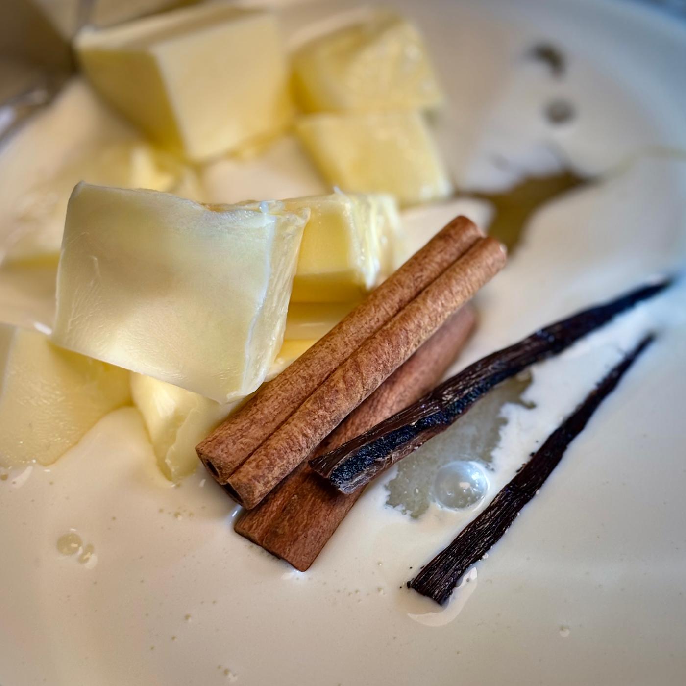 Nærbillede af ingredienser. Vanille, kanel og smør blandes.