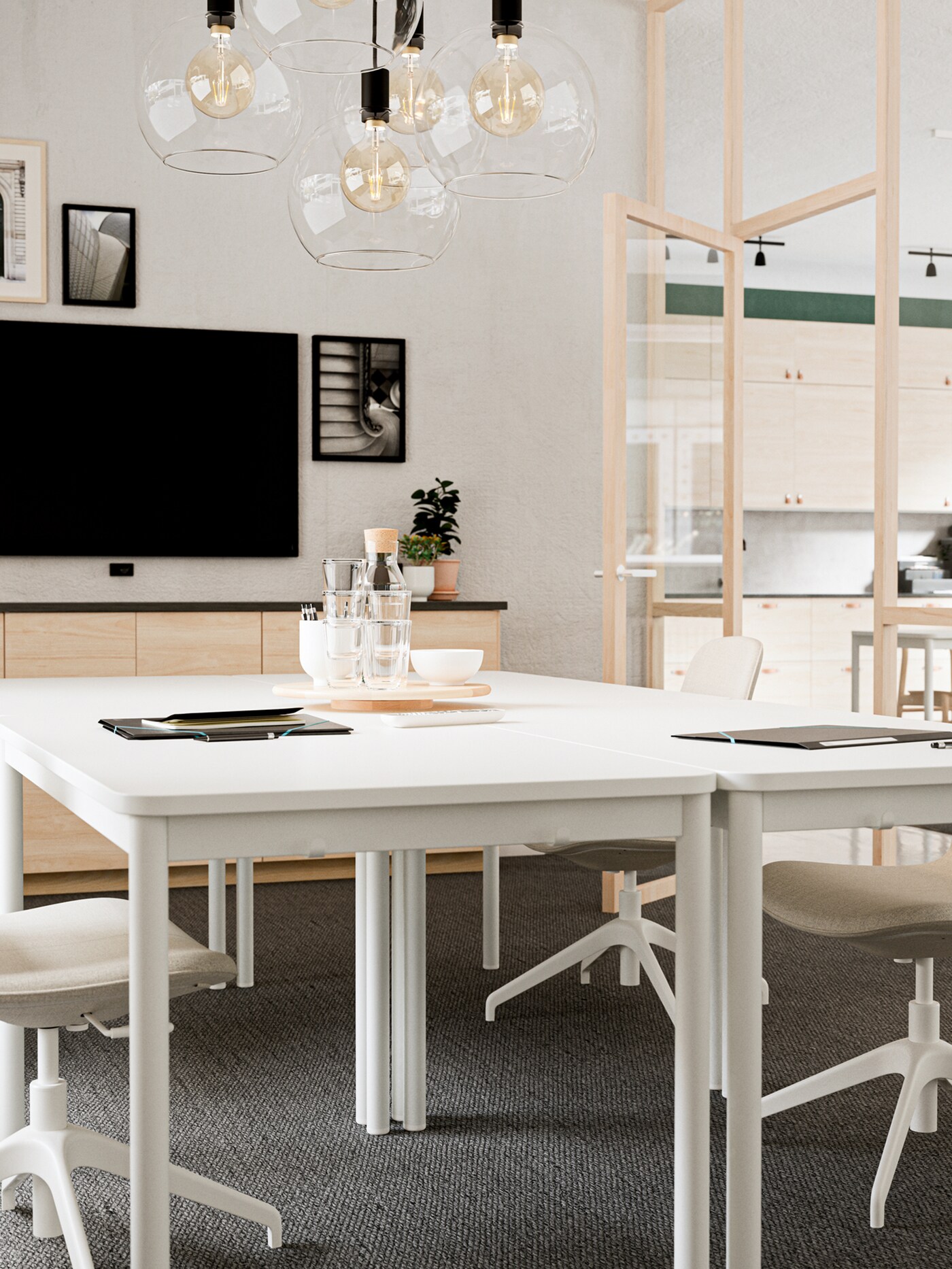 노트북, 블랙 NÄVLINGE 네블링에 LED 독서등, 물 한 잔이 놓여 있는 깔끔하고 미니멀한 업무 공간.