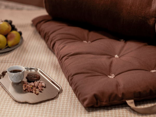 Några mjuka kuddar, en mysig ljuslykta