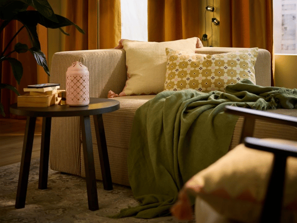 Några mjuka kuddar, en mysig ljuslykta