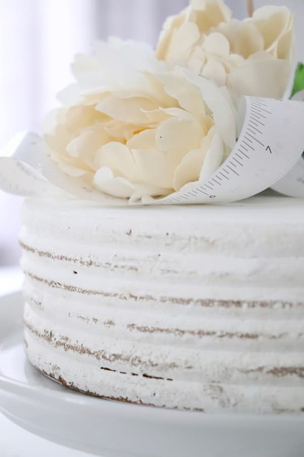 Nahaufnahme der DIY-Geschenkkarten-Torte aus Korkplatten.