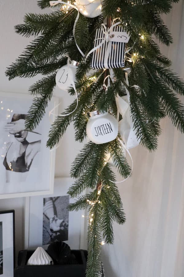 Nahaufnahme des fertigen Adventskalenders. 