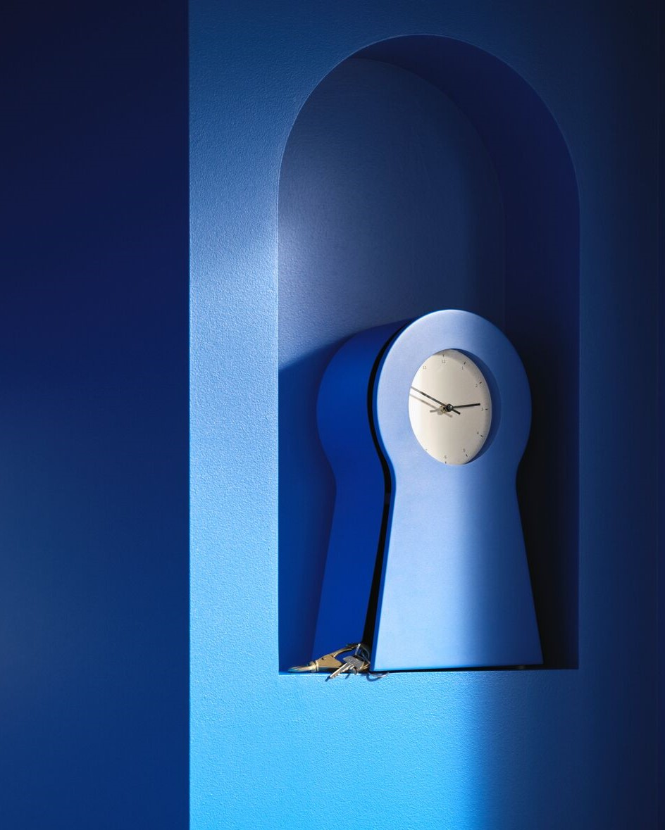 Nahaufnahme einer blauen Uhr