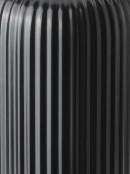 Nahaufnahme einer schwarzen Vase