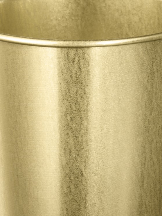 Nahaufnahme eines goldenen Blumentopfs