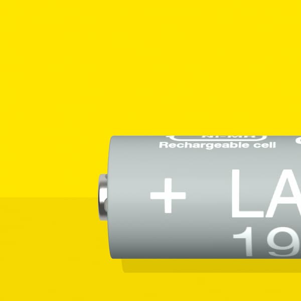 Nahaufnahme eines LADDA Akkus HR06 AA, 1900 mAh, vor einem gelben Hintergrund.