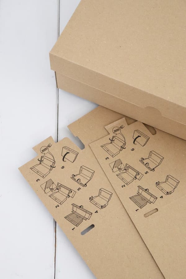 Nahaufnahme eines VATTENTRÅG Kasten mit Deckel aus Kraftpapier auf einer weißen Unterlage.