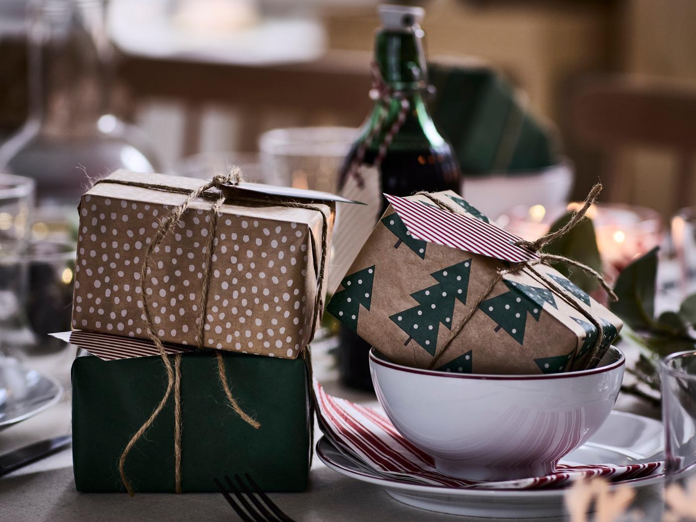 Nahaufnahme eines weihnachtlich gedeckten Tisches mit diversen kleinen Päckchen