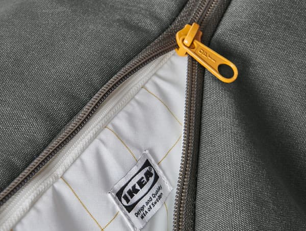 Nahaufnahme vom Reißverschlusses und Innenstoff eines olivgrünen DRÖMSÄCK Rucksacks