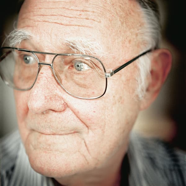 Nahaufnahme von Ingvar Kamprad, der eine Brille trägt und nicht in die Kamera schaut.