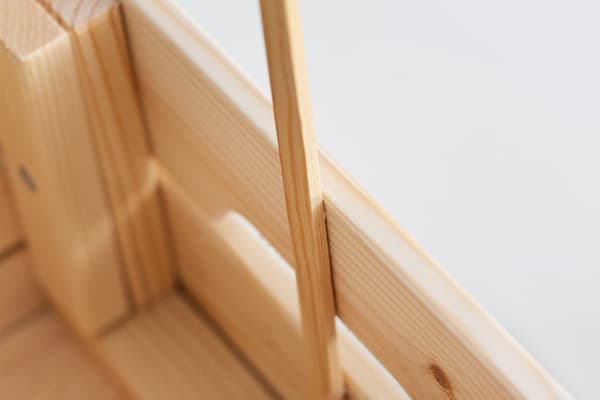 Nahaufnahme, wie der Holzstab an der Kiste befestigt wurde. 