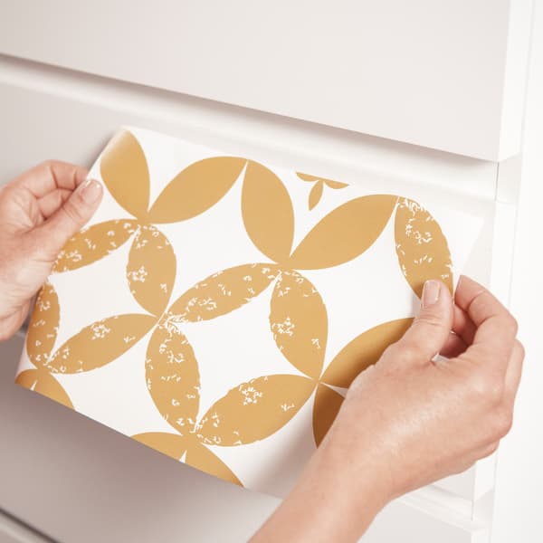 Nalepte vedľa seba rôzne kusy tapety.