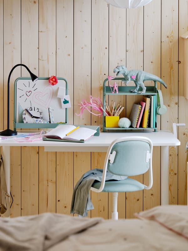 Nastaviteľný stôl RELATERA s doplnkami RELATERA, pred ním je detská stolička ÖRFJÄLL.