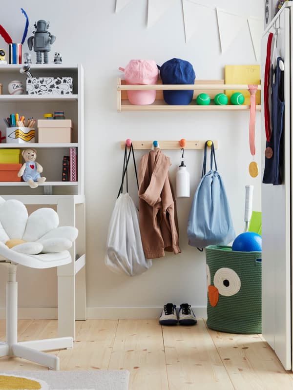 Nástenný úložný diel a vešiak FLISAT.