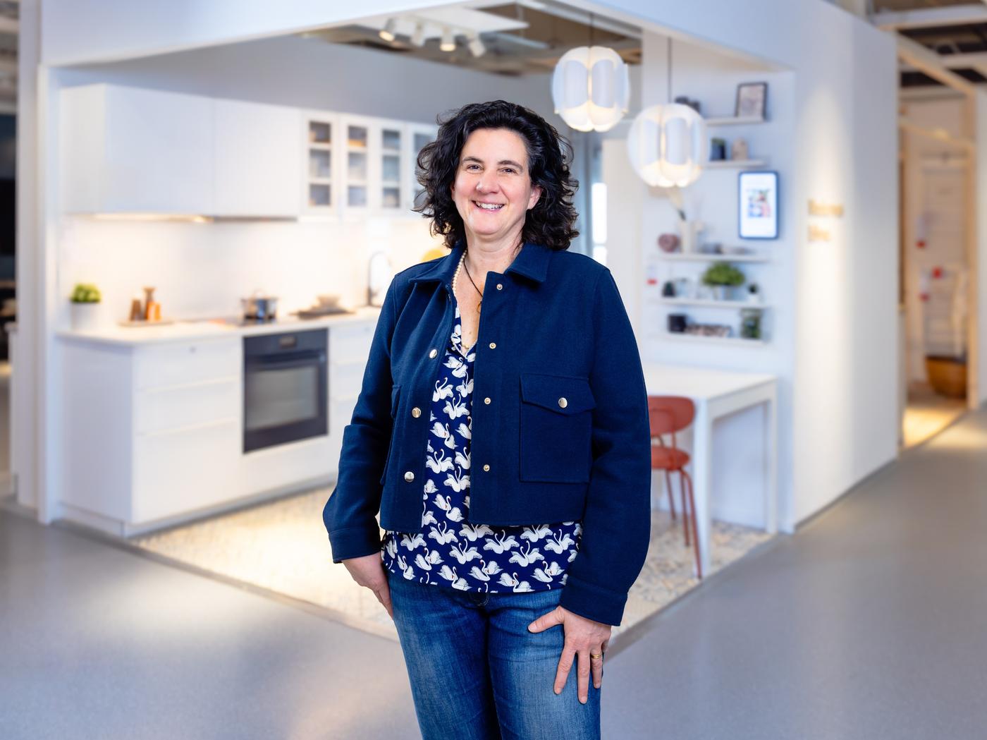 Natalia Takis steht in einer blauen Jeanjacke vor einem IKEA Showroom