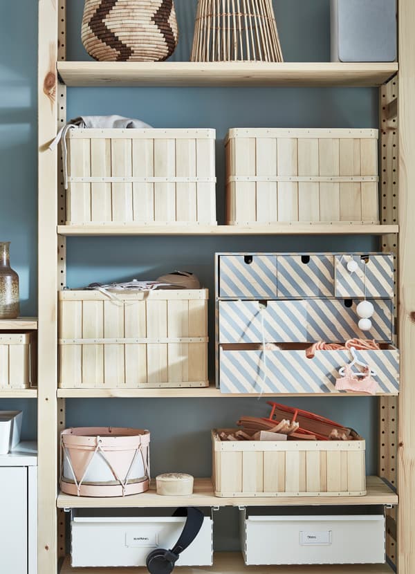 Natrite úložné koše IKEA BRANKIS a úložné diely MOPPE obľúbenou farbou a prispôsobte ich pre deti na uloženie hračiek.