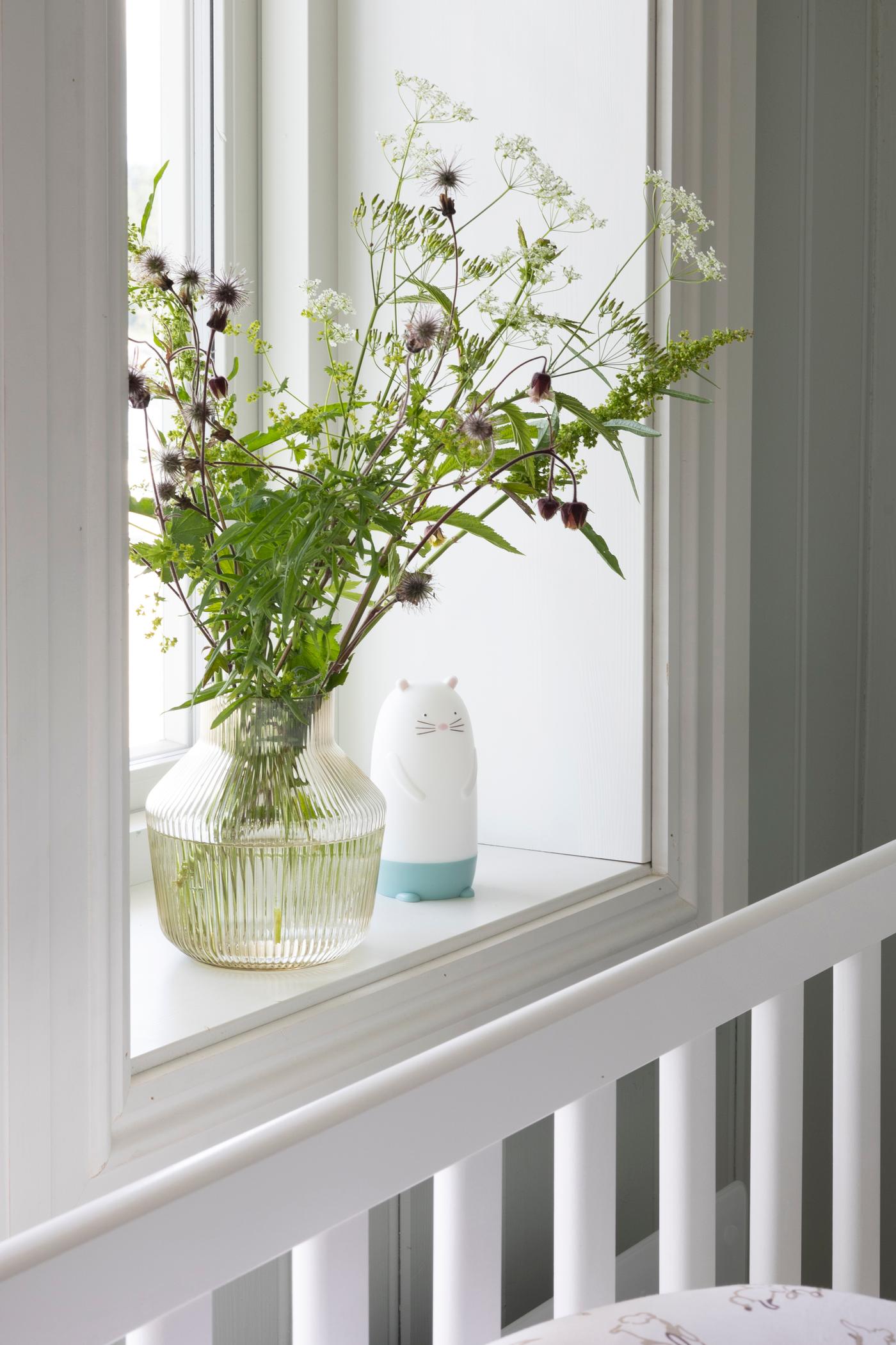 Nattlampe i vinduskarm.