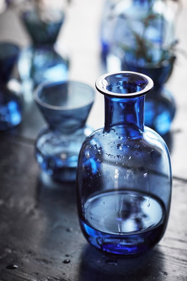 Nautical decor in small details, such as blue vases