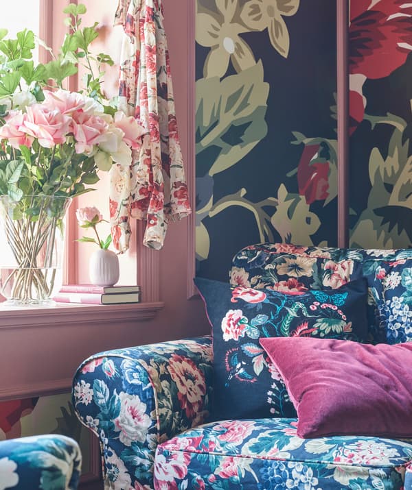 N’ayez pas peur d’en faire trop avec les motifs floraux. Du mobilier aux rideaux, en passant par le papier peint, fleurissez tout !