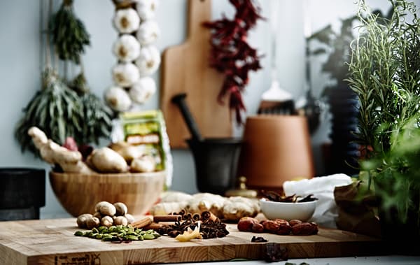 Ne cuisinez plus jamais avec des arômes insipides ! Il suffit d’un brin d’organisation et de quelques bons conseils pour permettre à vos herbes et épices de s’exprimer pleinement.