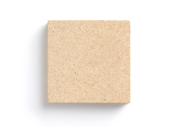 Négyzet alakú forgácslap minta természetes bézs színben fehér háttéren.