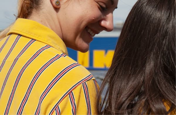 Neire Kerimovska en Karin Wingren praten over een kussenovertrek en maken deel uit van het Yalla Trappan initiatief in Malmö, Zweden.
