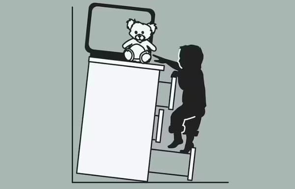 Nepritvirtintos komodos su televizoriumi ir žaislu viršuje eskizas, apvirstanti ant stalčiais lipančio vaiko.