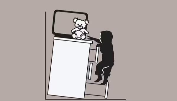 Nepritvirtintos komodos su televizoriumi ir žaislu viršuje eskizas, apvirstanti ant stalčiais lipančio vaiko.