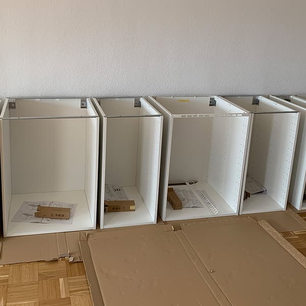 Neue Küche aufbauen: Schrank-Korpusse nebeneinander.