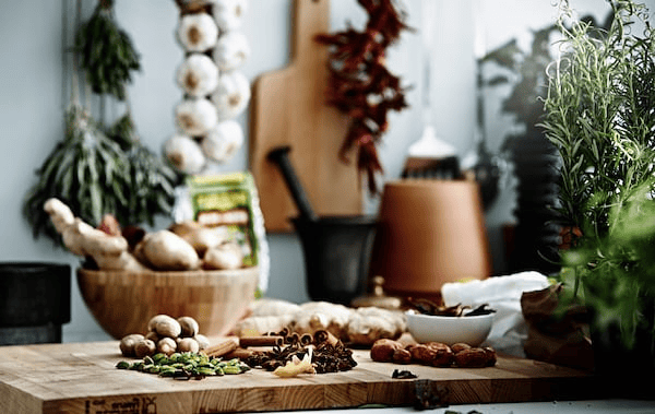  Never cook with lacklustre flavours again! With some storage and cooking tips it’s easy to get big taste from your herbs and spices.