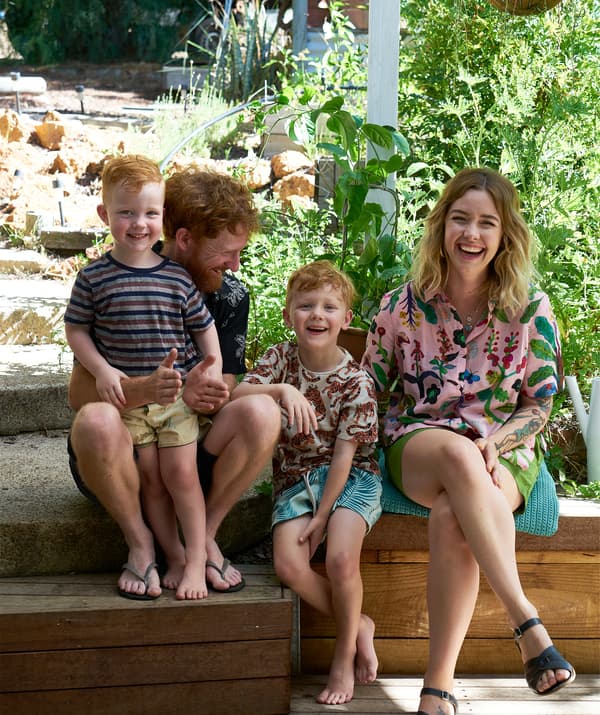 Nici, Ben และลูก ๆ ทั้งสองคนนั่งอยู่บนชานบ้านในสวน