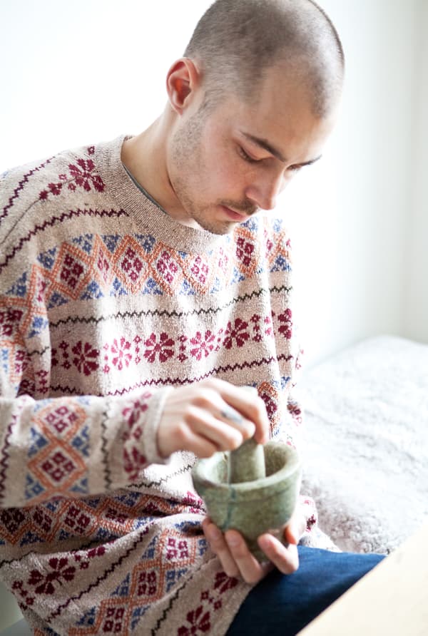Niclas grinds peppercorns.