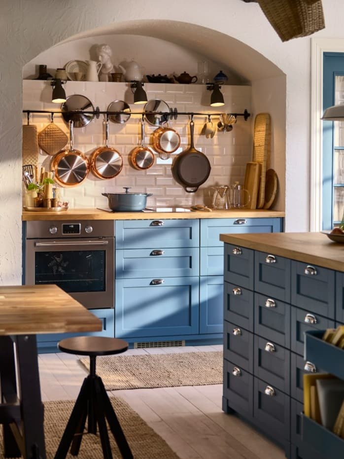 Niebieska, tradycyjna kuchnia z niebieskimi frontami LERHYTTAN.