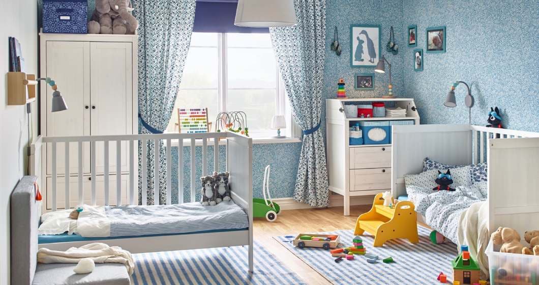 niebieski pokój dziecięcy z dwoma łóżkami