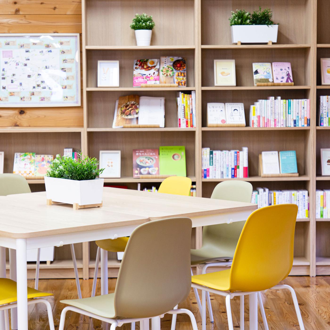 本棚に本が置いてある