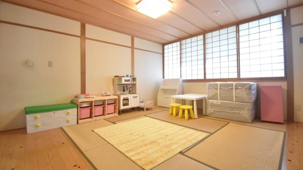 和室には寄贈されたおもちゃや本のための収納棚やテーブルを設置。